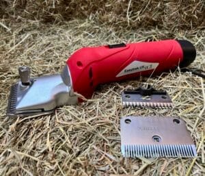 Easy Trek Cordless 180 watt heavy duty horse clippers with fine and medium blades