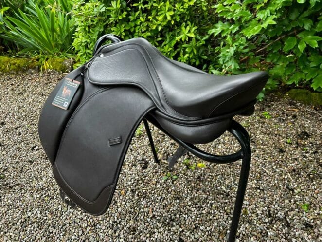 Easy Trek Treeless Classic Dressage Saddle - Black or Brown Soft Leather - Image 2
